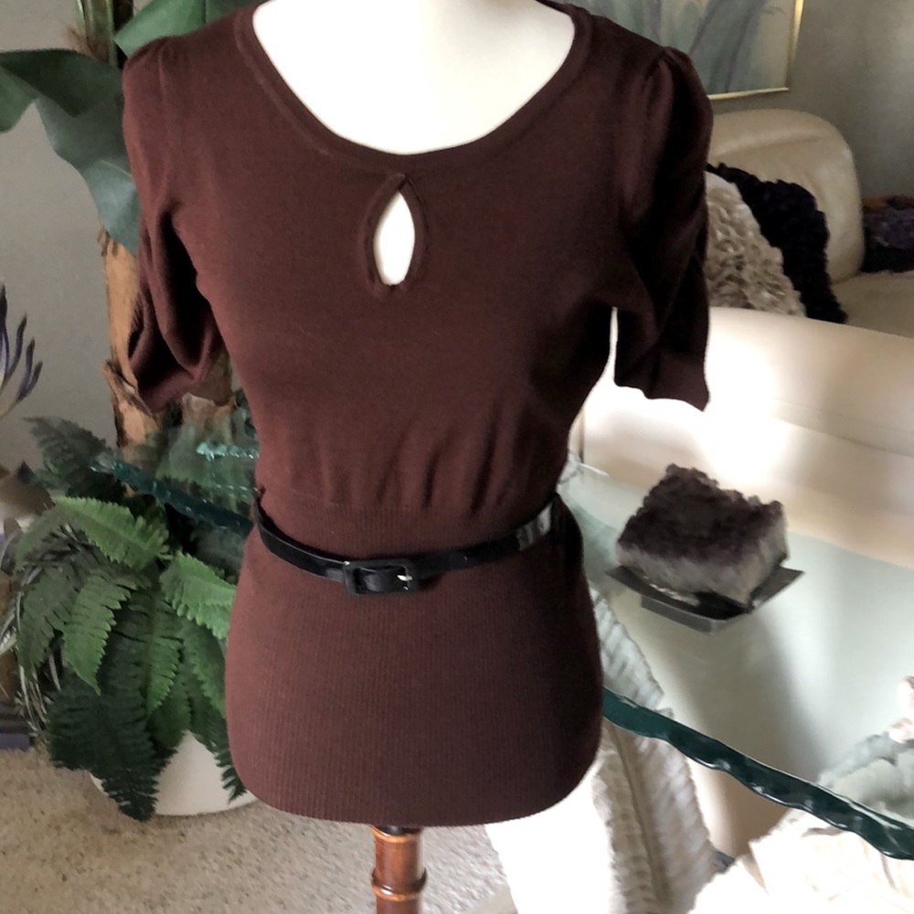 SZ M NWOT ALLISON BRITTNEY TOP BROWN WITH KEYHOLE IN FRONT SHORT SLEEVES